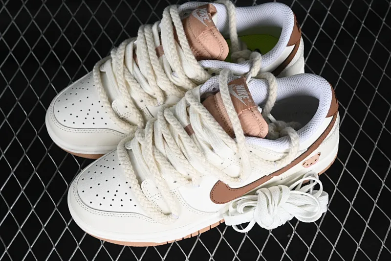 All Categories Nk SB Dunk Series Nk SB Dunk Low Low-top sneakers Nk Dunk Low Troublemaker Doll Soybean Milk Bear Maillard Simple and versatile SB strap low-top casual sneakers DD1873-200